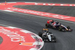 Sergio Perez, Sahara Force India F1 VJM08 en Max Verstappen, Scuderia Toro Rosso STR10 aan de finish