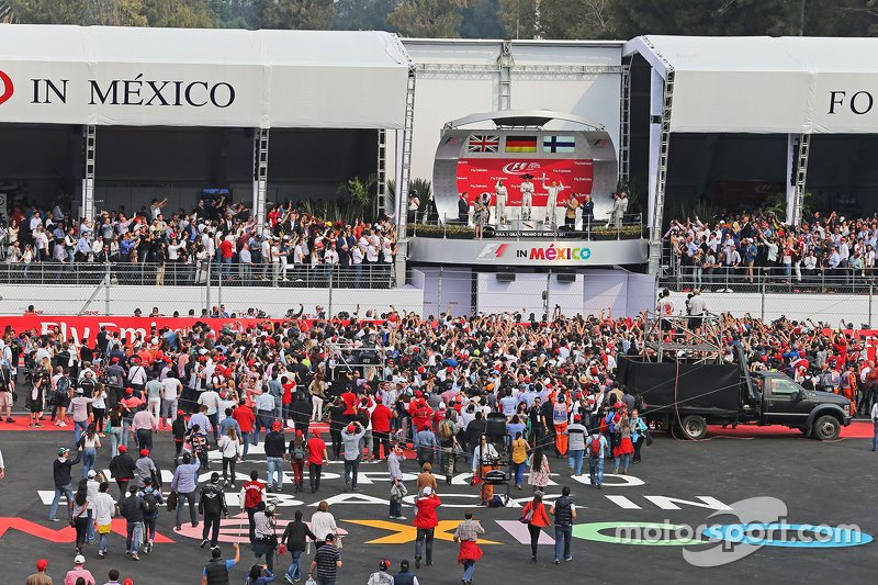 Podio: Sgundo lugar Lewis Hamilton, Mercedes AMG F1, ganador de la carrera Nico Rosberg, Mercedes AMG F1 y el tercer lugar Valtteri Bottas, Williams