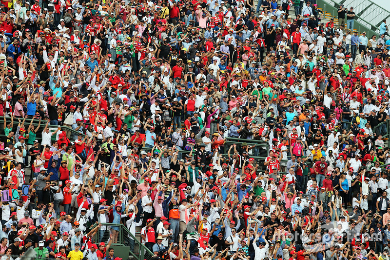 Fans en la tribuna