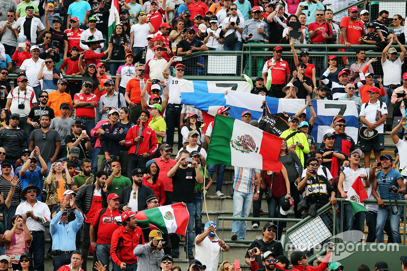 Fans en la tribuna