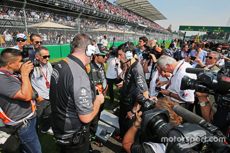 Sergio Perez, Sahara Force India F1 con Tim Wright, Sahara Force India F1 Team Ingeniero de Carrera en laparrilla