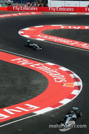 Nico Rosberg, Mercedes AMG F1 W06 devant Lewis Hamilton, Mercedes AMG F1 W06