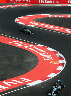 Nico Rosberg, Mercedes AMG F1 W06 à frente de Lewis Hamilton, Mercedes AMG F1 W06