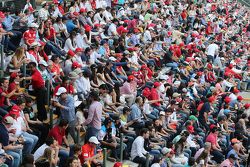 Fans en las tribunas