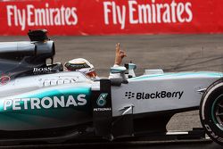 Lewis Hamilton, Mercedes AMG F1 W06, feiert Platz 2 im Parc Fermé