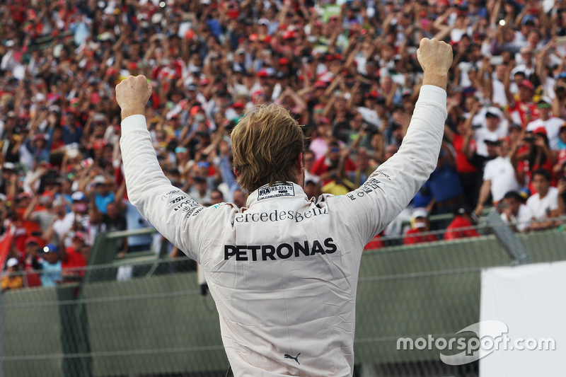 Ganador de la carrera Nico Rosberg, Mercedes AMG F1 celebra en el parc ferme