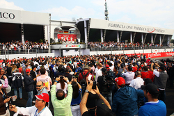 Podium: 2. Lewis Hamilton Mercedes AMG F1; Andrew Shovlin, Mercedes AMG F1, Ingenieur; 1. Nico Rosbe