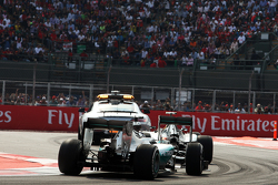 Nico Rosberg, Mercedes AMG F1 W06 voor Lewis Hamilton, Mercedes AMG F1 W06 achter de safety car