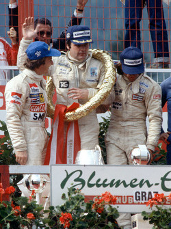 Podium: ganador, Alan Jones, Williams, segundo lugar, Gilles Villeneuve, Ferrari, tercer lugar, Jacq