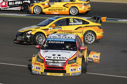 Tom Coronel, ROAL Motorsport Chevrolet Cruze, na crash met Nick Catsburg en Nicolas Lapierre, Lada S