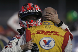 Tiago Monteiro en Tom Coronel in een innige omhelzing