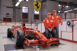 Кими Райкконен и Фелипе Масса позируют с новой Ferrari F2008