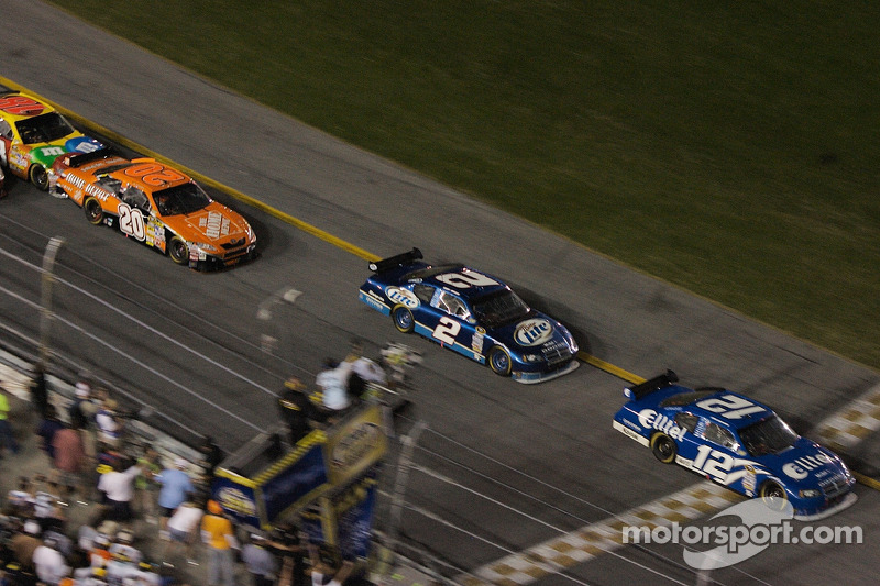 Ryan Newman franchit la ligne d'arrivée