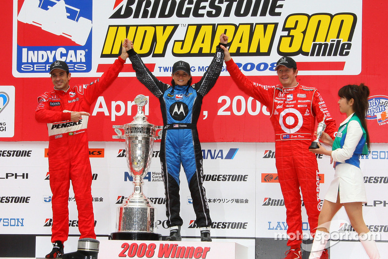 Podio: ganador de la carrera Danica Patrick con Helio Castroneves y Scott Dixon