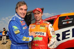 El ganador Carlos Sainz da la mano al segundo, Stéphane Peterhansel