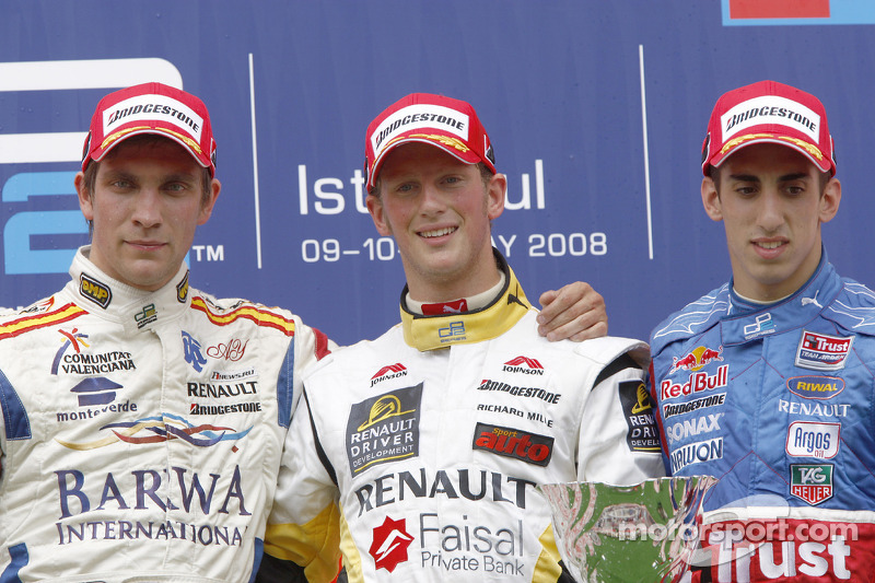 Romain Grosjean célèbre la victoire sur le podium avec Vitaly Petrov et Sebastien Buemi
