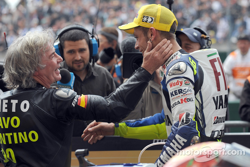 Ganador de la carrera Valentino Rossi celebra su victoria 90 carreras con Angel Nieto