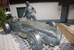 Estátua de bronze de Juan Manuel Fangio e sua Mercedes-Benz W196