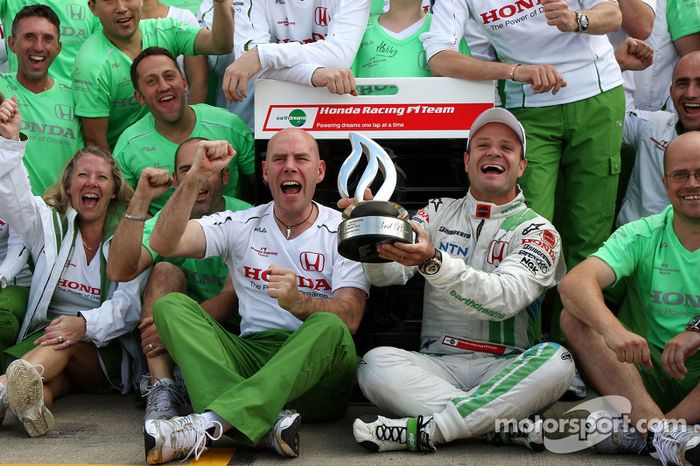Rubens Barrichello celebra tercer lugar final con los miembros del equipo Jock Clear y Honda Racing 