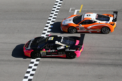 #180 Kessel Racing Ferrari 458 Italia, Gautam Singhania, winnaar race 1 Shell
