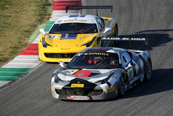 #32 StileF Squadra Corse Ferrari 458: Andreas Segler, in lotta con #37 Scuderia Praha Ferrari 458 Ja