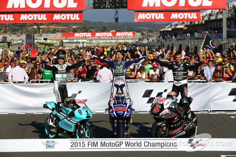 El Campeón de Moto3, Danny Kent, Leopard Racing Honda y el Campeón de MotoGP, Jorge Lorenzo, Yamaha Factory Racing y el Campeón de Moto2, Johann Zarco, Ajo Motorsport Kalex