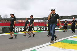 Pastor Maldonado, Lotus F1 Team camina en el circuito con su equipo