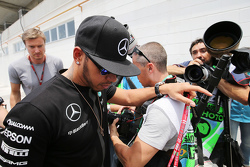 Льюис Хэмилтон, Mercedes AMG F1 прибывает в паддок