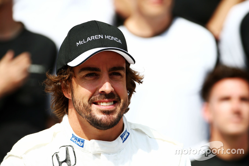 Fernando Alonso, McLaren, beim Teamfoto