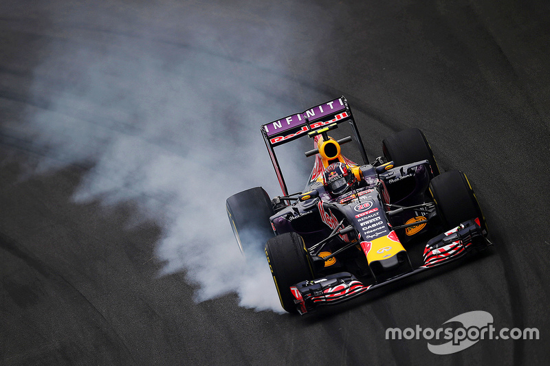 Daniil Kvyat, Red Bull Racing RB11 bloquea los frenos