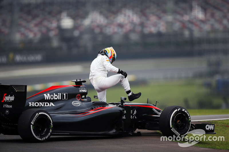 Fernando Alonso sufre una vería en su McLaren MP4-30 en la segunda sesión de práctica