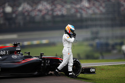 Fernando Alonso, McLaren MP4-30 se detuvo en el circuito en la segunda sesión de práctica