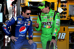 Jeff Gordon, Hendrick Motorsports Chevrolet; Kyle Busch, Joe Gibbs Racing Toyota