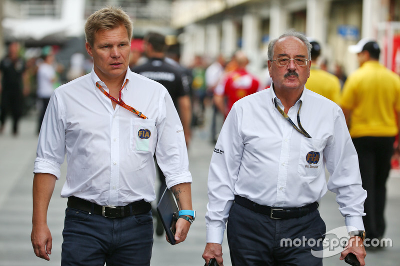 “Às vezes, é preciso tomar uma decisão difícil. Hoje, Verstappen levou vantagem quando saiu da pista por pelo menos meio metro e ultrapassou Räikkönen ao fazer isso. As regras são claras para esse tipo de situações, e Verstappen foi penalizado em cinco seg