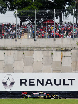 Romain Grosjean, Lotus F1 E23 passa por uma propaganda da Renault