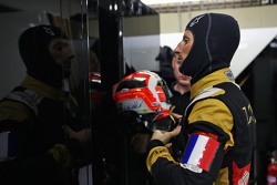 Romain Grosjean, de Lotus F1 lleva un Tricolor como apoyo a las victimas de los ataques terroristas