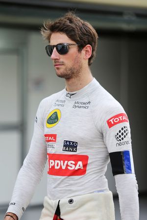 Romain Grosjean, Lotus F1 Team porte un brassard tricolore en hommage aux victimes des attentats de Paris