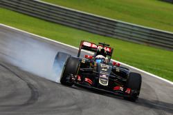 Romain Grosjean, Lotus F1 E23 locks up under braking