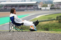 Fernando Alonso, McLaren MP4-30, mit technischem Defekt