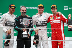 Podium: winnaar Nico Rosberg, Mercedes AMG F1, tweede plaats Lewis Hamilton, Mercedes AMG F1, derde