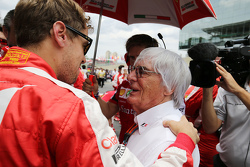Sebastian Vettel, Ferrari con Bernie Ecclestone en la parrilla