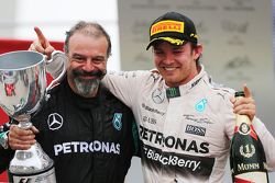 James Waddell mit 1. Nico Rosberg, Mercedes AMG F1 W06