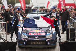Sébastien Ogier y Julien Ingrassia, Volkswagen Polo WRC, Volkswagen Motorsport con la bandera de Fra