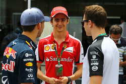 (Da sinistra a destra): Pierre Gasly, Red Bull Racing Test Driver con Esteban Gutierrez, collaudatore e terzo pilota Ferrari e Stoffel Vandoorne,collaudatore e terzo pilota McLaren