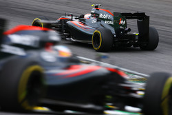 Jenson Button, McLaren MP4-30 voor teamgenoot Fernando Alonso, McLaren MP4-30