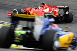 Sebastian Vettel, Ferrari SF15-, lidera a Felipe Nasr, Sauber C34