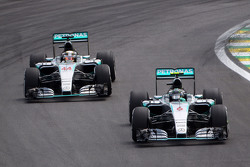 Nico Rosberg, Mercedes AMG F1 W06 voor teamgenoot Lewis Hamilton, Mercedes AMG F1 W06