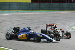 Pastor Maldonado, Lotus F1 E23 y Marcus Ericsson, Sauber C34 chocan en la pista