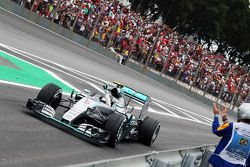 1. Nico Rosberg, Mercedes AMG F1 W06, feiert nach dem Rennen