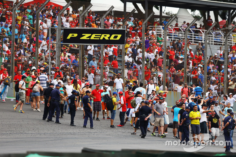 Aficionados invaden la pista al final de la carrera